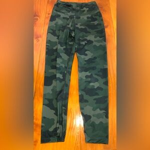 Activology 87% polyester, 13% spandex green camo print athletic leggings Size S